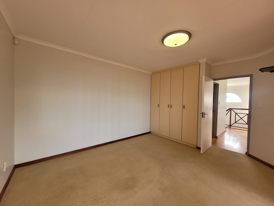 To Let 4 Bedroom Property for Rent in Wavecrest Eastern Cape